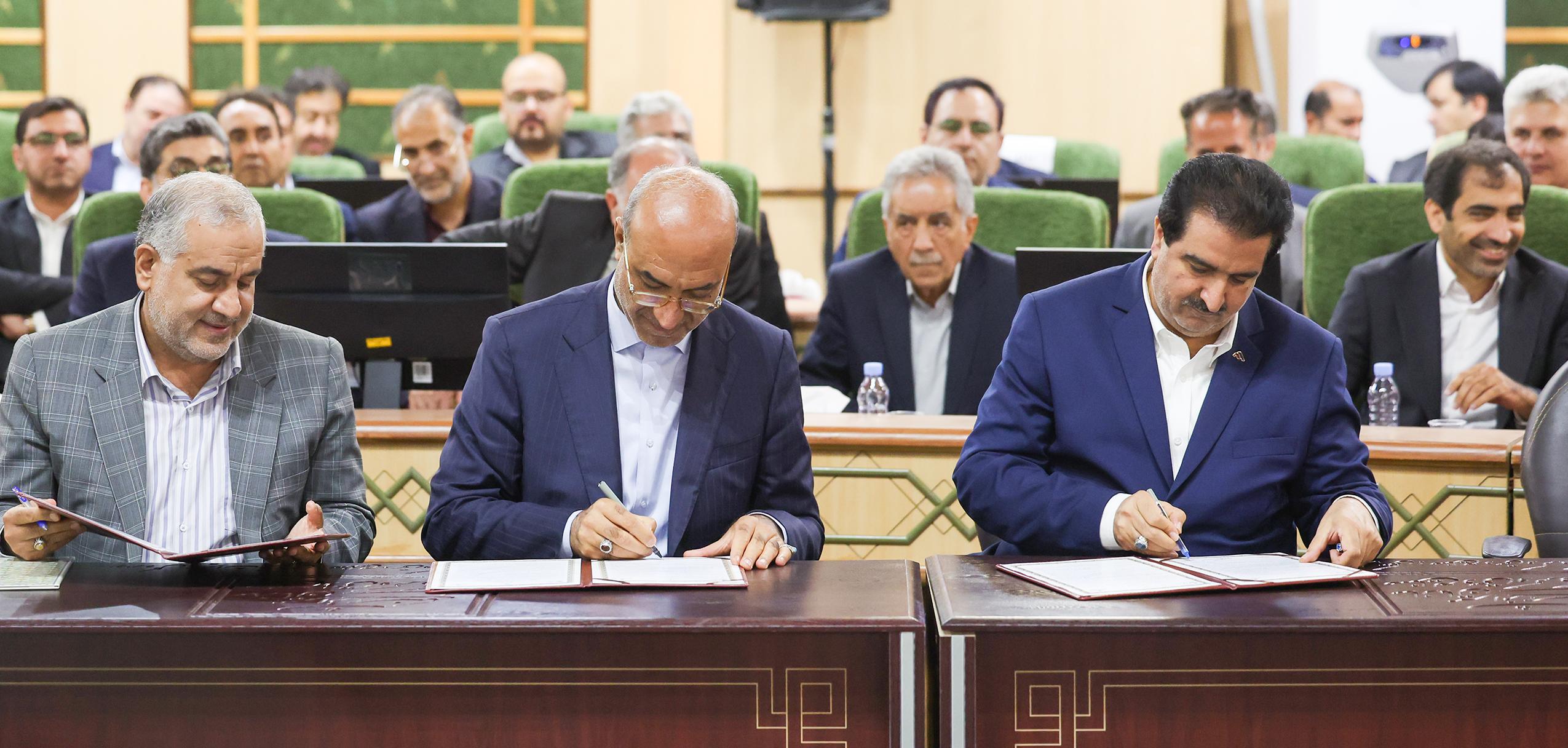 تفاهم‌نامه سه‌جانبه بانک رفاه کارگران، استانداری کرمانشاه و شرکت پتروشیمی بیستون امضا شد