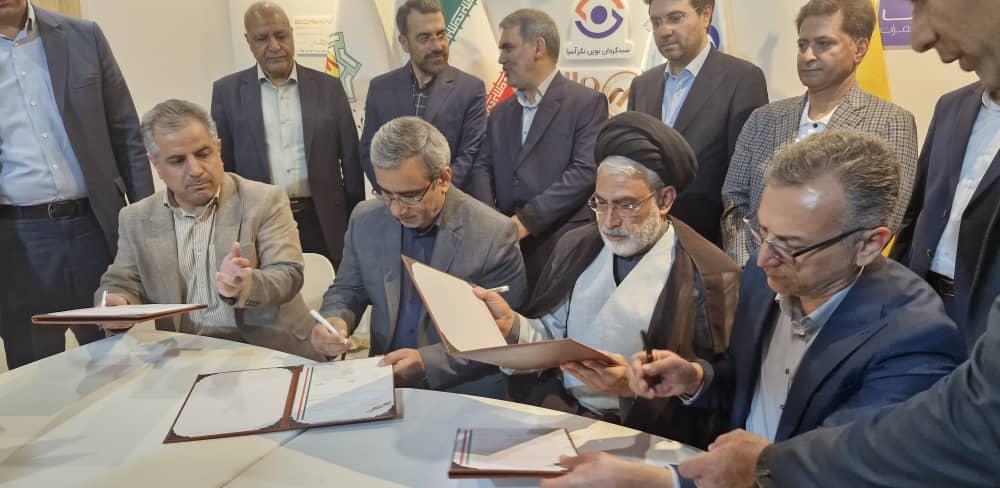 تفاهم‌نامه احداث ۵۰۰ مگاوات نیروگاه خورشیدی میان استانداري خراسان رضوي، موسسه اعتباری ملل و شرکت‌های برق خراسان امضا شد