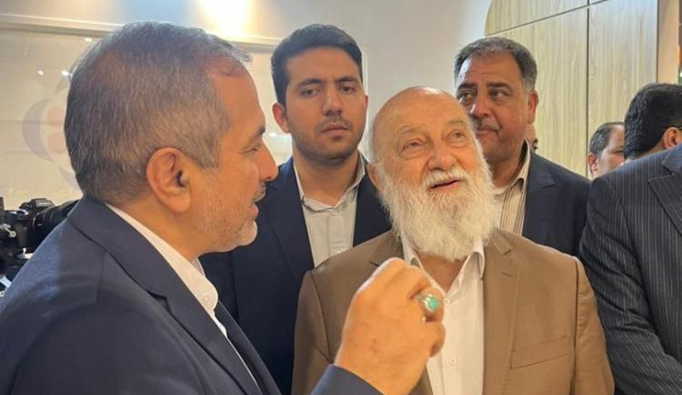 بازدید دکتر مهدی چمران، رئیس شورای اسلامی شهر تهران، از غرفه موسسه اعتباری ملل، در نمایشگاه بین‌المللی مشهد