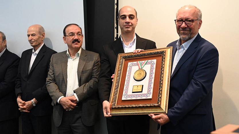 اهدای نشان عالی مدیریت روابط عمومی و مدال زرین به داریوش سهرابی