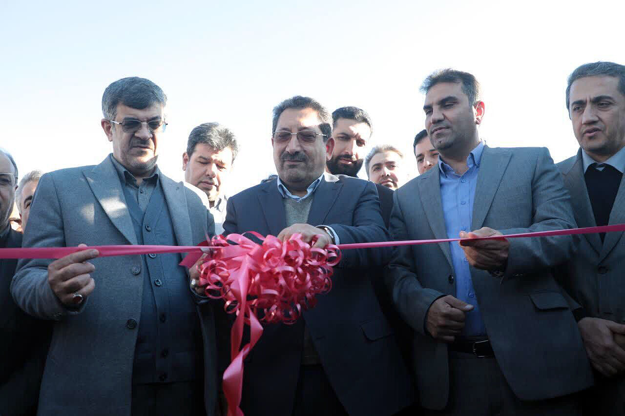 نیروگاه 10 مگاواتی خورشیدی چادرملو افتتاح شد