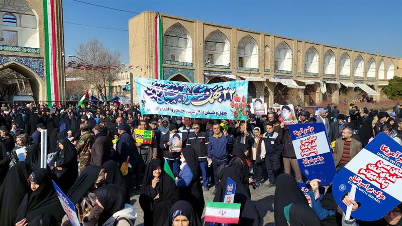 حضور شكوهمند كاركنان ذوب‌آهن اصفهان در مراسم بزرگداشت چهل‌وششمین سالگرد پیروزی انقلاب اسلامی در میدان امام اصفهان